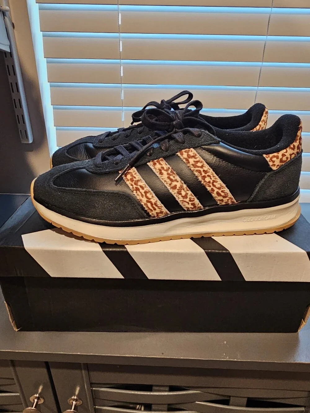 Adidas Run 70s 2.0 Suede/Cheetah Low Sneakers Size US Women 10.5/ Men 9.5 (NEW)